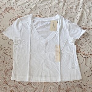 Universal Thread White V-Neck Short Sleeve Tee cropped